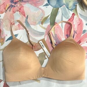 Skims wireless form T-shirt bra